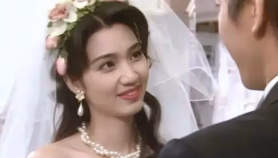 美貌引「李嘉欣嫉妒」!未婚生子男方卻不認 後帶兒「嫁小10歲老公」又被好友插足:愛人先愛己