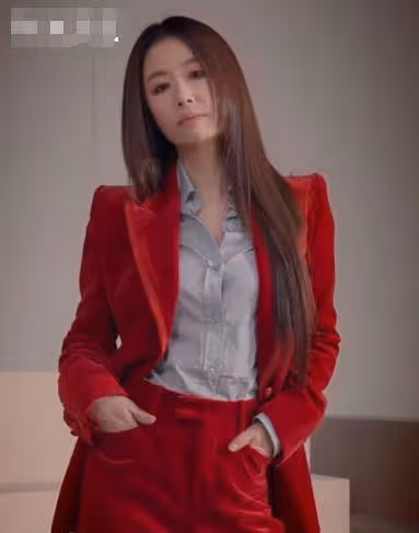 46歲林心如穿超短裙玩性感!穿超短裙秀大長腿,性感又霸氣,網友:C位氣場全開