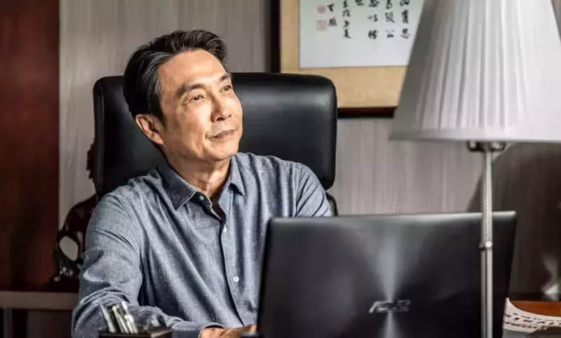 70歲劉松仁近照曝光,面容消瘦精神飽滿,中風復健良好行動已自如,無兒無女小20歲嬌妻不離不棄:有種愛情叫相濡以沫
