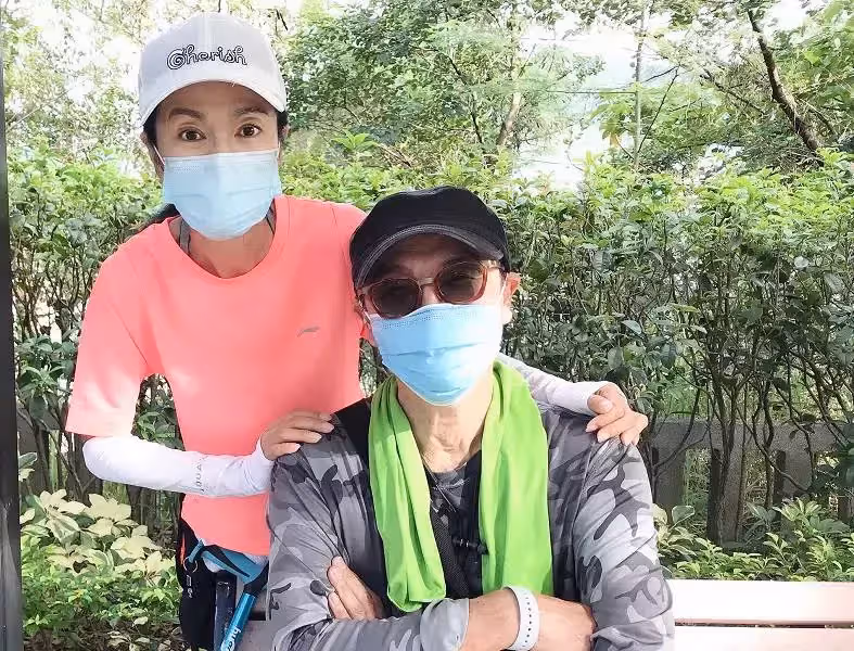 70歲劉松仁近照曝光,面容消瘦精神飽滿,中風復健良好行動已自如,無兒無女小20歲嬌妻不離不棄:有種愛情叫相濡以沫