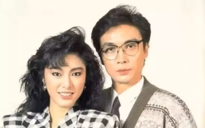 70歲劉松仁近照曝光,面容消瘦精神飽滿,中風復健良好行動已自如,無兒無女小20歲嬌妻不離不棄:有種愛情叫相濡以沫