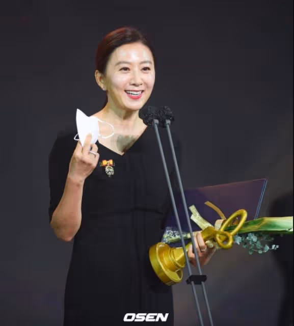 經典回顧:韓星黑色著裝登頒獎禮,玄彬獲總統表彰,金喜愛衣品贏了孔孝真.