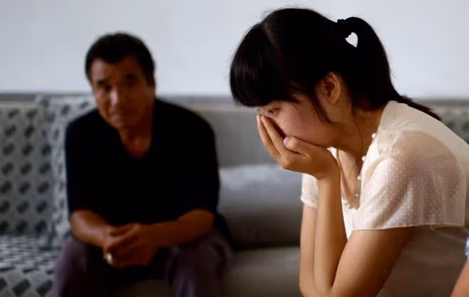 哥哥回家看到弟弟在啃老，說他幾句卻惹怒父親，村裡轉一圈後愣了