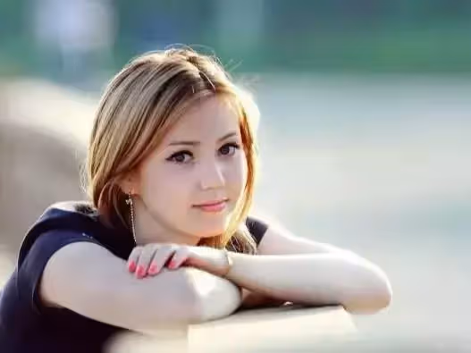 我發三萬獎金,婆婆讓我全給侄子交學費,我拒絕後婆婆給我一巴掌