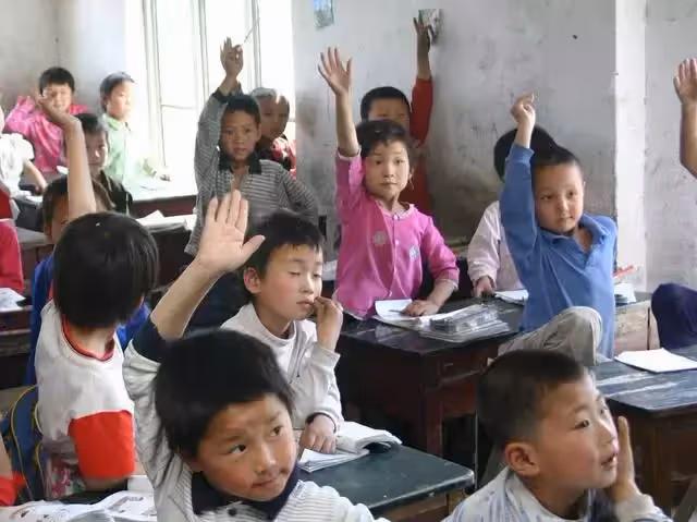 女孩大學畢業後定居外地,拒絕幫哥哥償還房貸後,竟遭到父母起訴