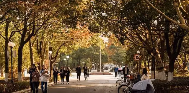 女孩大學畢業後定居外地,拒絕幫哥哥償還房貸後,竟遭到父母起訴