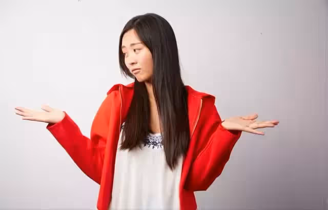 女孩大學畢業後定居外地,拒絕幫哥哥償還房貸後,竟遭到父母起訴
