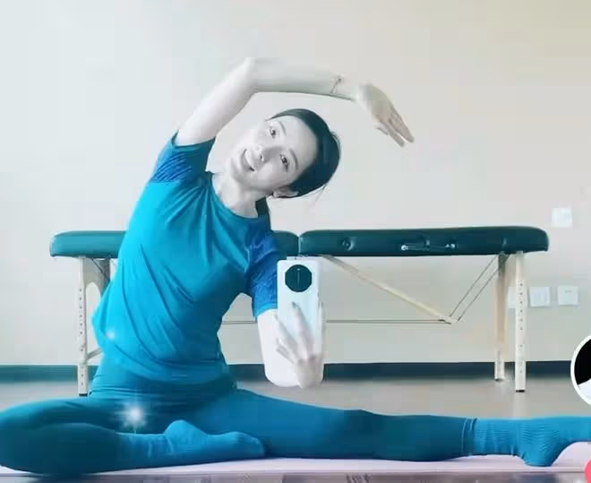 主持人李思思戴黃金健身,用上萬元手機自拍太奢侈,一雙長腿筆直