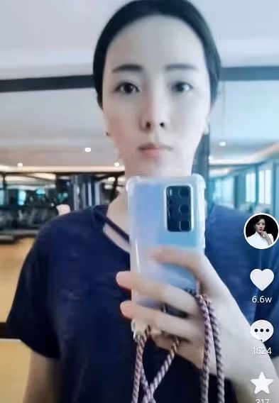 主持人李思思戴黃金健身,用上萬元手機自拍太奢侈,一雙長腿筆直