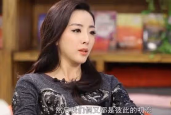 主持人李思思戴黃金健身,用上萬元手機自拍太奢侈,一雙長腿筆直
