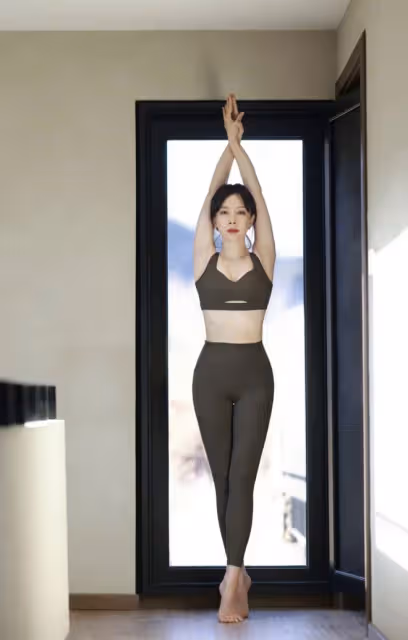 44歲陳數曬瑜伽美照,蜂腰翹臀秀S型曲線,做標準一字馬毫不費力