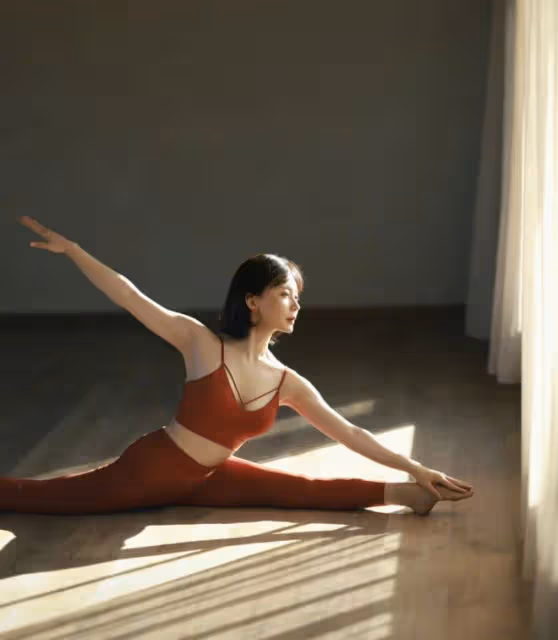 44歲陳數曬瑜伽美照,蜂腰翹臀秀S型曲線,做標準一字馬毫不費力