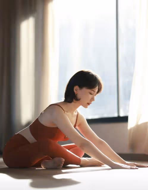 44歲陳數曬瑜伽美照,蜂腰翹臀秀S型曲線,做標準一字馬毫不費力