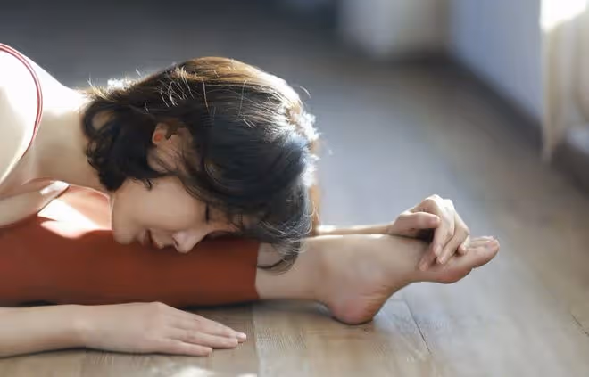 44歲陳數曬瑜伽美照,蜂腰翹臀秀S型曲線,做標準一字馬毫不費力