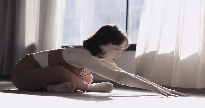 44歲陳數曬瑜伽美照,蜂腰翹臀秀S型曲線,做標準一字馬毫不費力