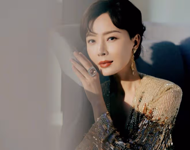 44歲陳數曬瑜伽美照,蜂腰翹臀秀S型曲線,做標準一字馬毫不費力