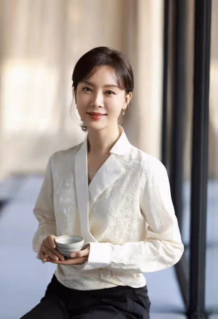 44歲陳數曬瑜伽美照,蜂腰翹臀秀S型曲線,做標準一字馬毫不費力