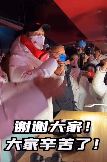 71歲張藝謀開幕式前現身鳥巢,雙頰凹陷顯疲憊,鼓舞士氣發言動人