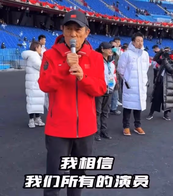 71歲張藝謀開幕式前現身鳥巢,雙頰凹陷顯疲憊,鼓舞士氣發言動人