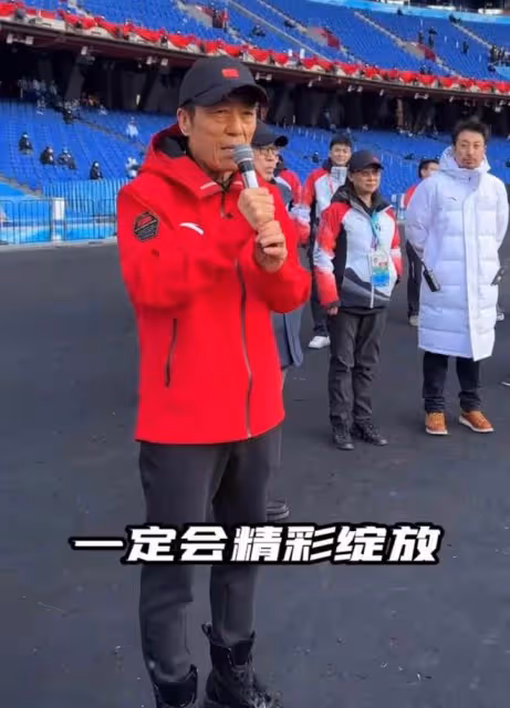 71歲張藝謀開幕式前現身鳥巢,雙頰凹陷顯疲憊,鼓舞士氣發言動人