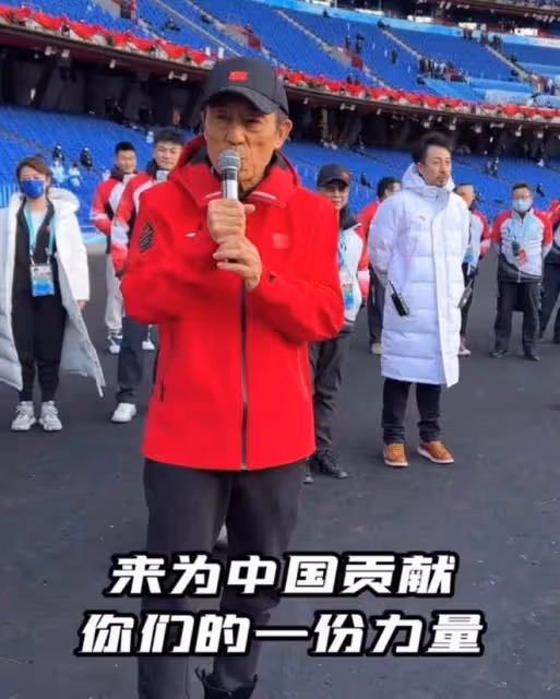 71歲張藝謀開幕式前現身鳥巢,雙頰凹陷顯疲憊,鼓舞士氣發言動人