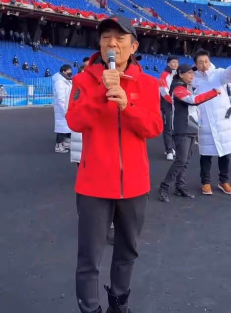 71歲張藝謀開幕式前現身鳥巢,雙頰凹陷顯疲憊,鼓舞士氣發言動人