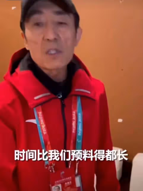 71歲張藝謀開幕式前現身鳥巢,雙頰凹陷顯疲憊,鼓舞士氣發言動人