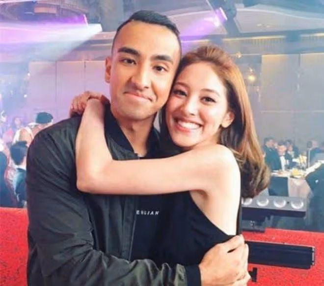 鄭嘉穎小22歲嬌妻近照，染金髮燙頭像外國人，混血長相多次引熱議