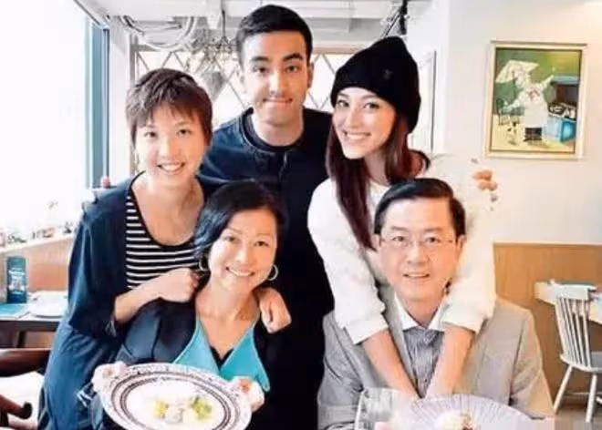 鄭嘉穎小22歲嬌妻近照,染金髮燙頭像外國人,混血長相多次引熱議