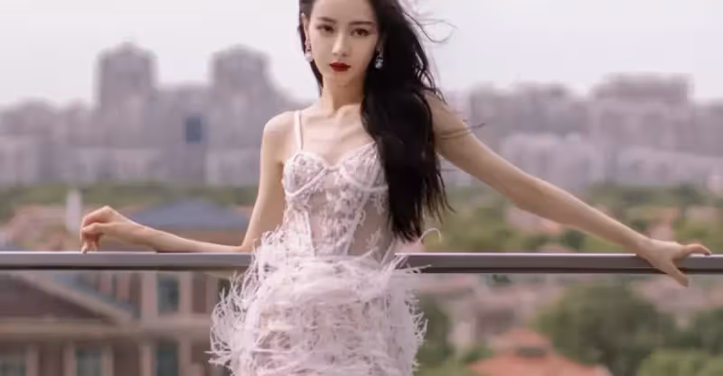 女明星紅毯上的「半遮半掩」，美的性感朦朧，穿得丑的像村婦進城