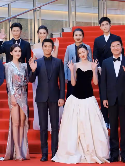 女明星紅毯上的「半遮半掩」，美的性感朦朧，穿得丑的像村婦進城