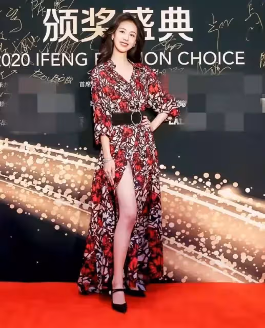 女明星紅毯上的「半遮半掩」，美的性感朦朧，穿得丑的像村婦進城