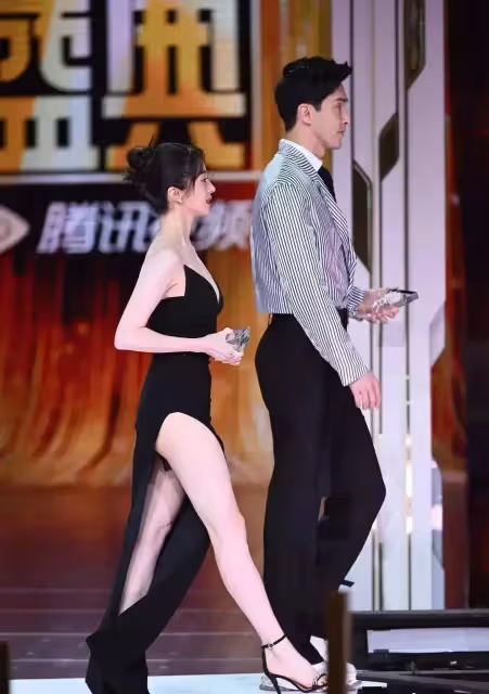 女明星紅毯上的「半遮半掩」，美的性感朦朧，穿得丑的像村婦進城