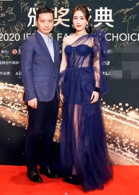 女明星紅毯上的「半遮半掩」，美的性感朦朧，穿得丑的像村婦進城