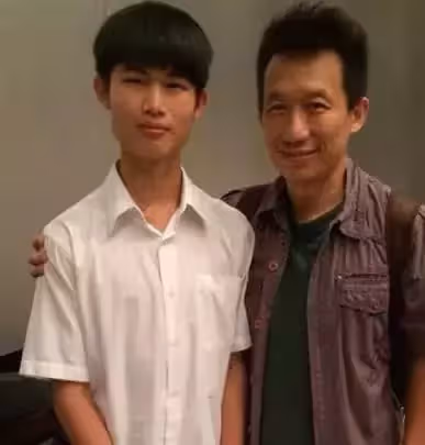 哥哥是建中學霸！郭子乾「出身書香世家」被鄰居酸：成績差太多 校長爸「不拿兩兄弟比較」養出年收千萬模仿天王