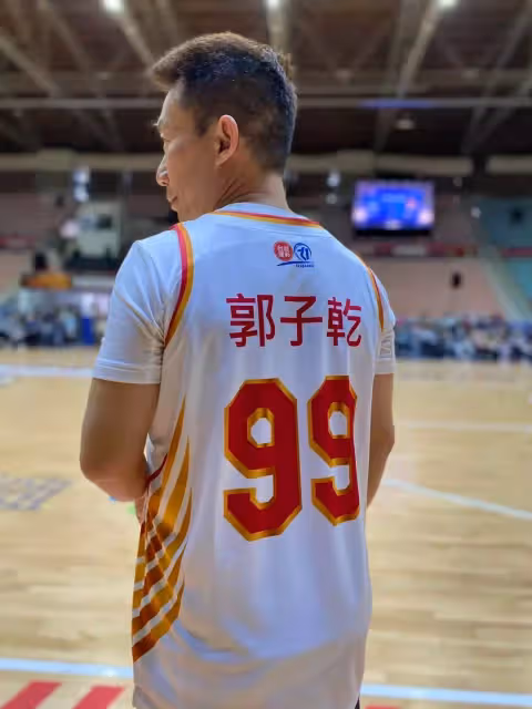 哥哥是建中學霸！郭子乾「出身書香世家」被鄰居酸：成績差太多 校長爸「不拿兩兄弟比較」養出年收千萬模仿天王
