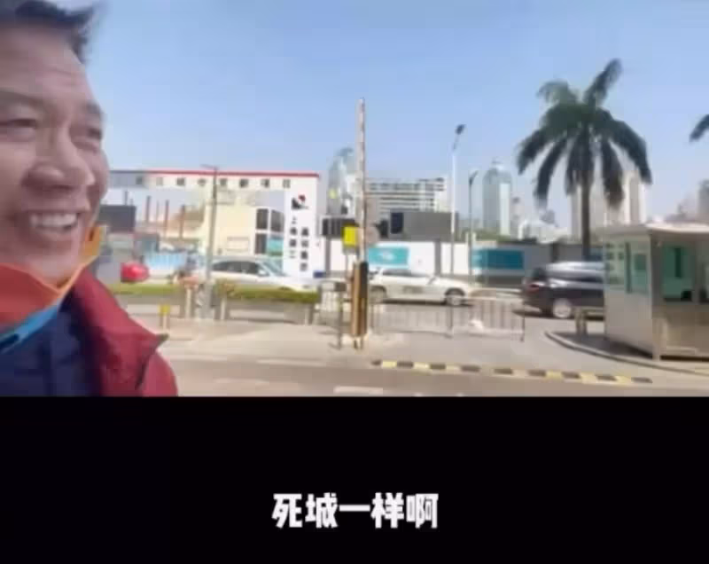 65歲金馬影帝「蹲路邊詭異狂笑」精神疑似堪憂「對鏡頭不斷喃喃自語」畫面曝光網嚇歪