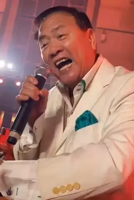 65歲金馬影帝「蹲路邊詭異狂笑」精神疑似堪憂「對鏡頭不斷喃喃自語」畫面曝光網嚇歪