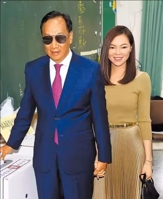 生3胎還要追生？郭台銘小25歲嬌妻「1500億沒份分」每年生日「只送玫瑰花」甜喊：她真的不愛錢