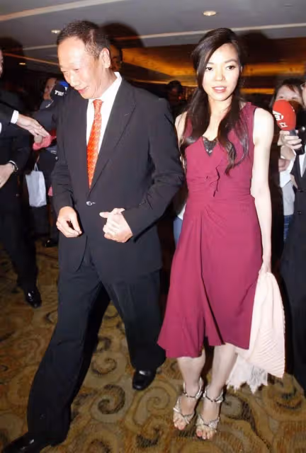 生3胎還要追生？郭台銘小25歲嬌妻「1500億沒份分」每年生日「只送玫瑰花」甜喊：她真的不愛錢