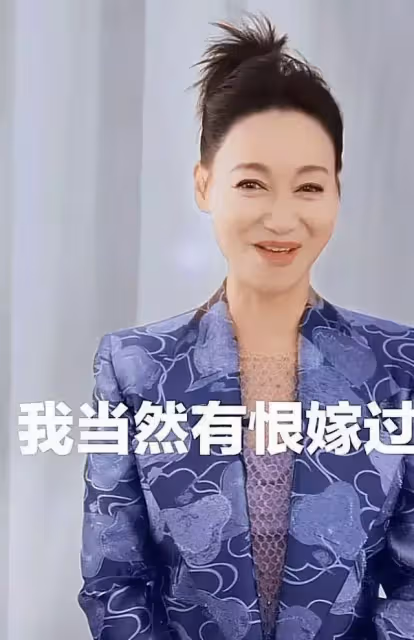 62歲惠英紅自曝沒有年齡焦慮，也曾恨嫁過，至今未婚無子
