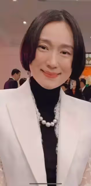 坣娜結婚4年罕放閃,280億富尪喜喊老婆做什麼都支持,逾半百成婚買一送四直升奶奶:賺到了