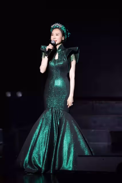 坣娜結婚4年罕放閃,280億富尪喜喊老婆做什麼都支持,逾半百成婚買一送四直升奶奶:賺到了