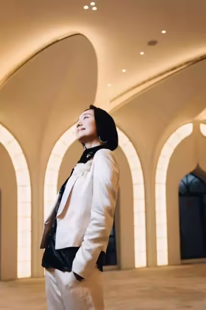 坣娜結婚4年罕放閃，280億富尪喜喊老婆做什麼都支持，逾半百成婚買一送四直升奶奶：賺到了