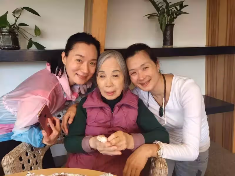 坣娜結婚4年罕放閃，280億富尪喜喊老婆做什麼都支持，逾半百成婚買一送四直升奶奶：賺到了