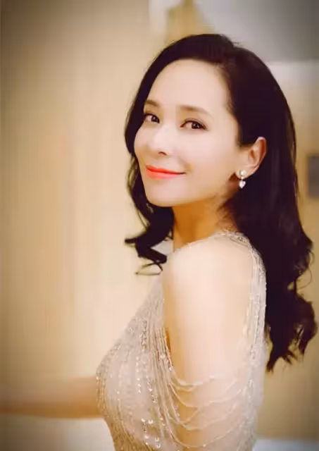 曾是無線當家花旦!事業巔峰「閃婚閃孕」堅持下嫁窮小子 今45歲隱退「相夫教子」生活幸福美滿