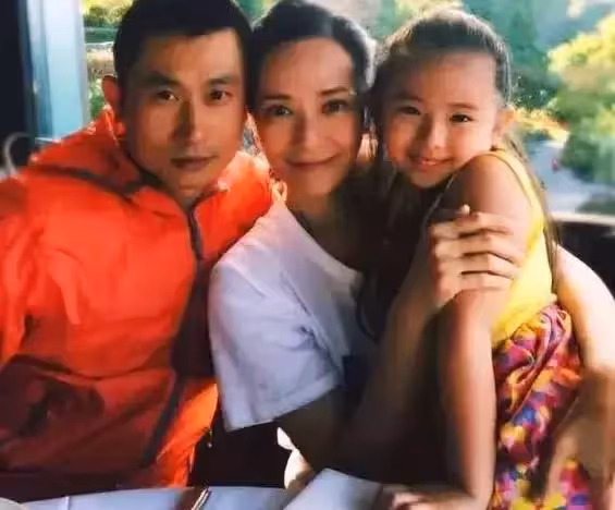 曾是無線當家花旦!事業巔峰「閃婚閃孕」堅持下嫁窮小子 今45歲隱退「相夫教子」生活幸福美滿