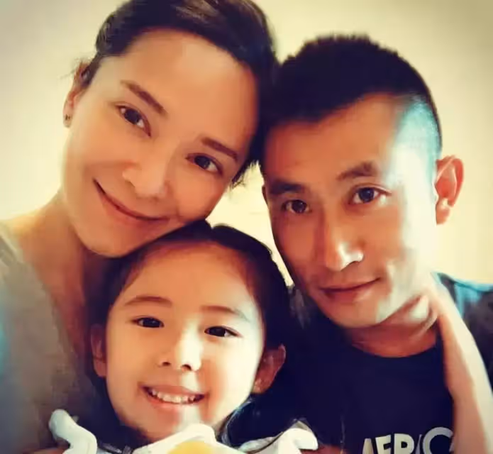 曾是無線當家花旦!事業巔峰「閃婚閃孕」堅持下嫁窮小子 今45歲隱退「相夫教子」生活幸福美滿