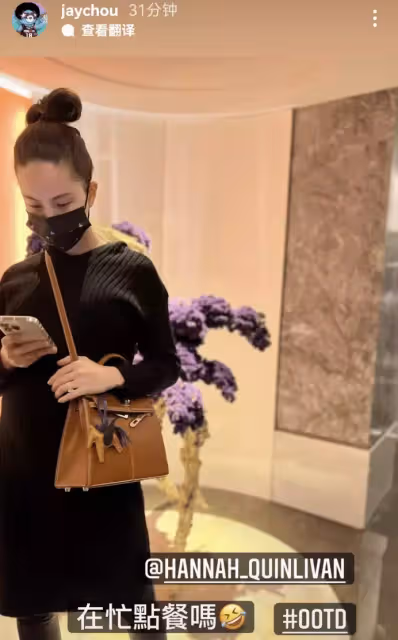 被偷拍!周杰倫「陪老婆逛街」超甜蜜 昆凌挺六個半月孕肚「素顏出鏡」略顯憔悴