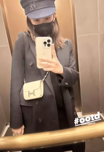 被偷拍!周杰倫「陪老婆逛街」超甜蜜 昆凌挺六個半月孕肚「素顏出鏡」略顯憔悴